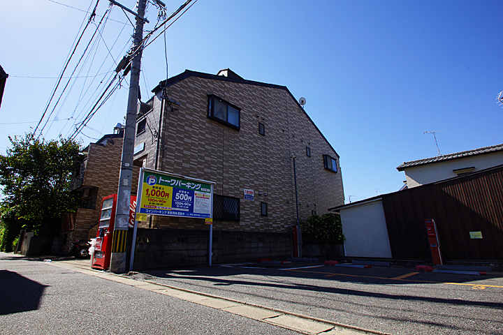 Building appearance. Building appearance (with adjacent coin parking)