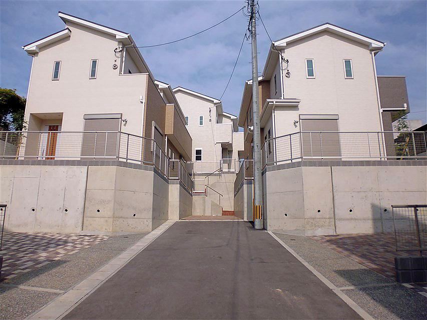 Local photos, including front road. Front road (width 4m)