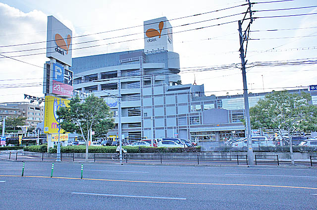 Supermarket. 350m to Daiei (super)