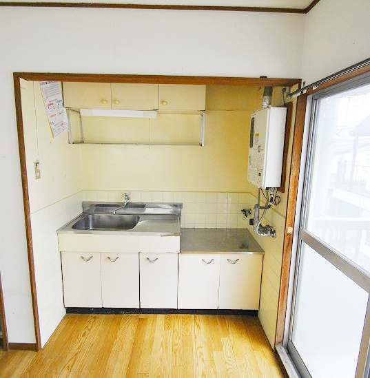 Kitchen. Two-burner gas stove can be installed