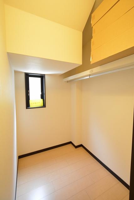 Receipt. First floor walk-in closet