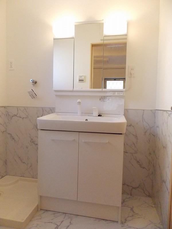 Wash basin, toilet. Spacious wash basin with shower faucet (^_^) /  Since the wider washstand, (^_^) It can be used with confidence in a weak little children to wash the face /