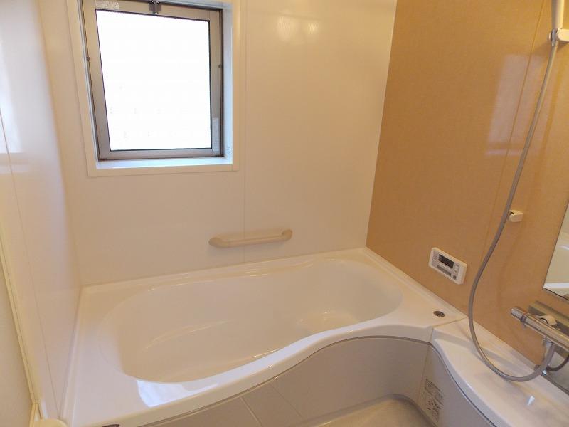 Same specifications photo (bathroom). 'm Bath spacious type firmly can stretch the legs (^^) / ~~~ Let's heal slowly tired body of the day (^_^) /