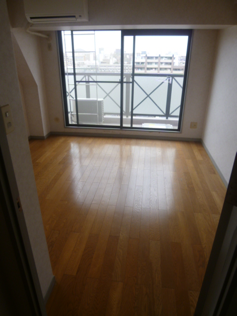 Living and room. Day is good. 