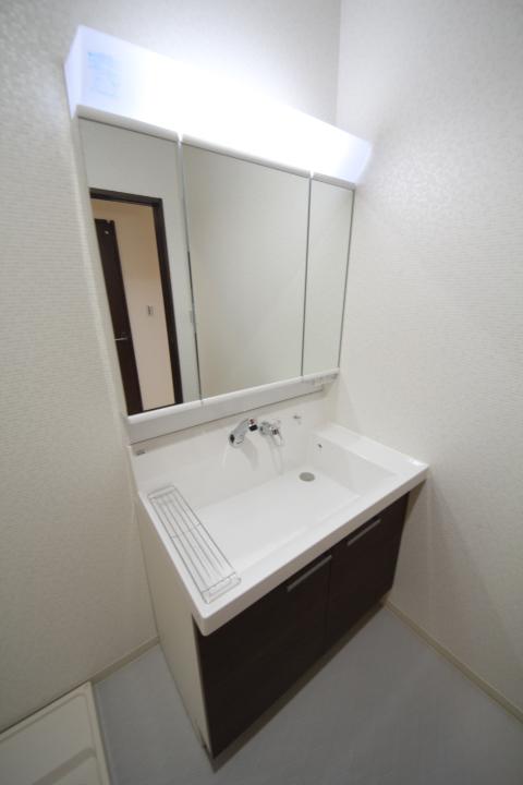 Wash basin, toilet. Local (12 May 2013) Shooting