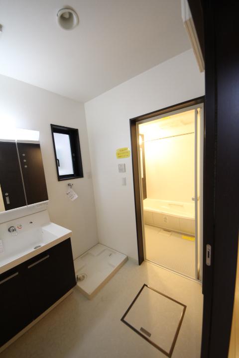 Wash basin, toilet. Local (12 May 2013) Shooting