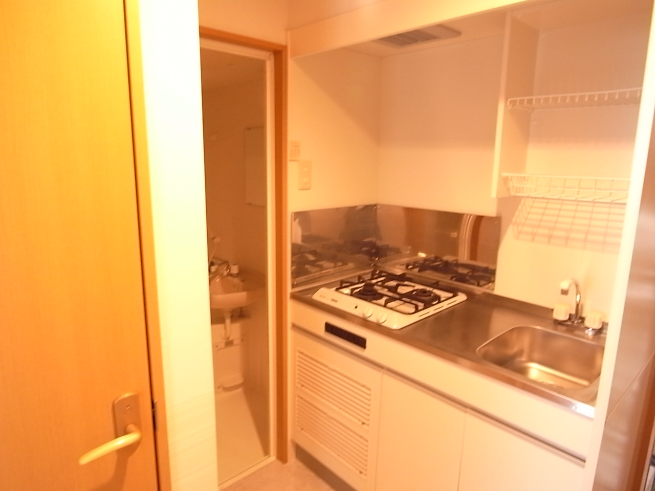 Kitchen. 2-neck is a gas stove!