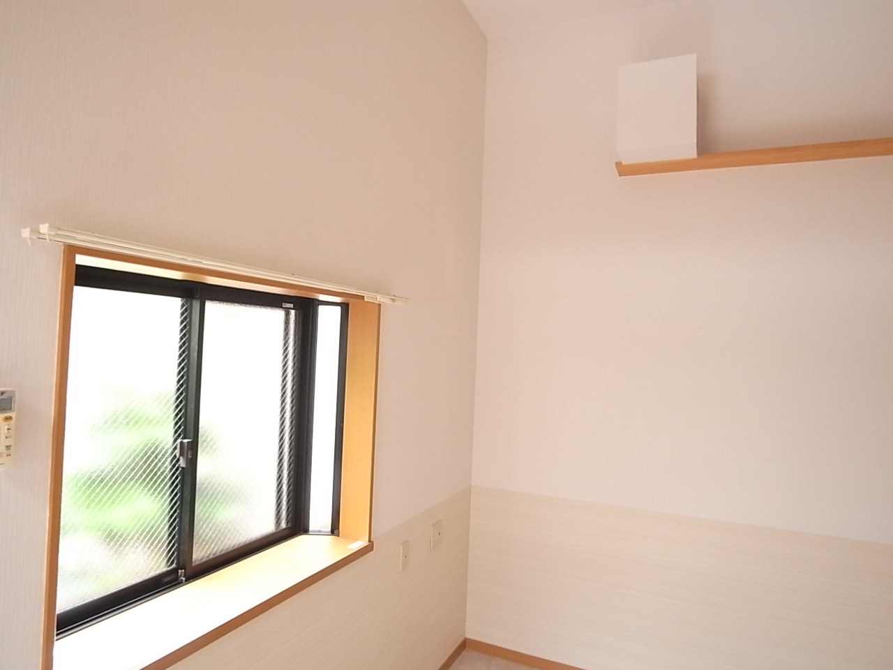 Living and room. Corner room! A bright room.