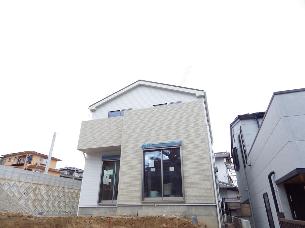 Local photos, including front road. Local (12 May 2013) Shooting