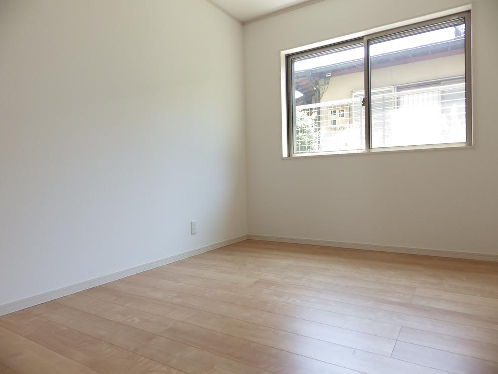 Non-living room. It has a closet to Western-style.