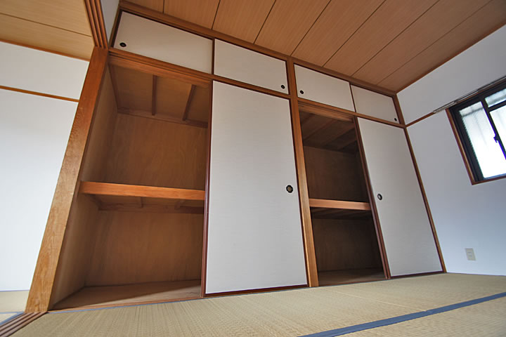 Receipt. Wall-to-wall storage