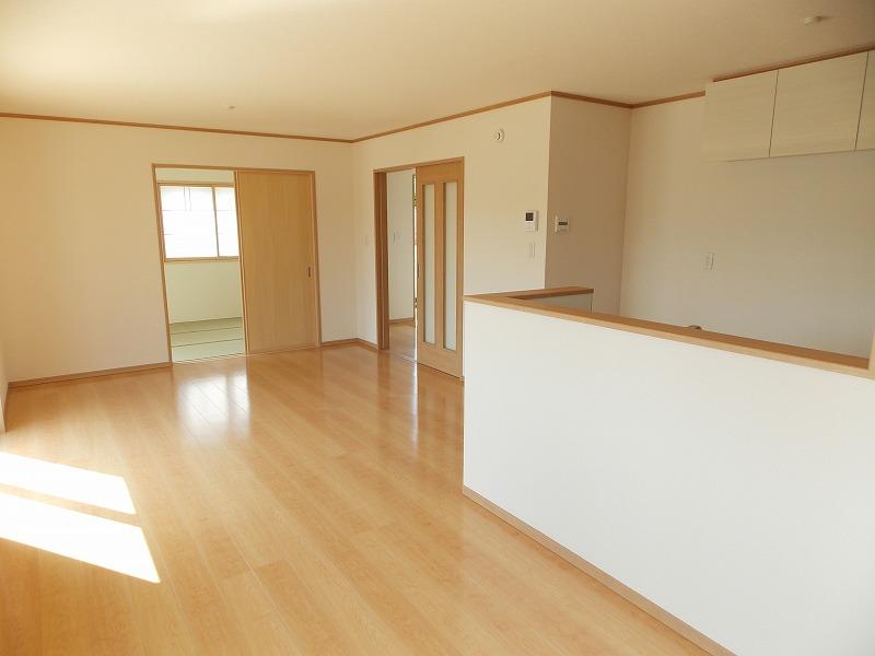 Same specifications photos (living). LDK and the Japanese-style room is Tsuzukiai (^. ^) / ~~~ The living space of calm and close the partition door, Open and widely is transformed into open space (^_^) /