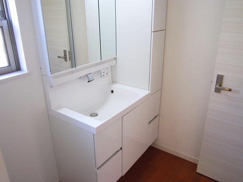 Wash basin, toilet. Same specifications