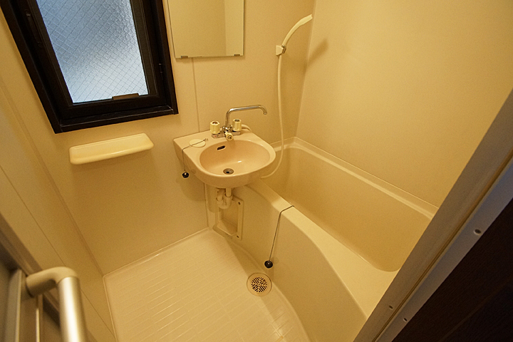 Bath. Bathroom (with ventilation window)