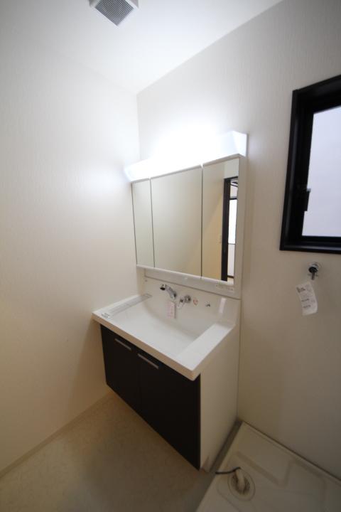 Wash basin, toilet. Local (12 May 2013) Shooting