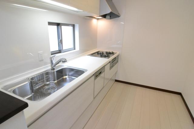 Kitchen. It comes with floor heating in the kitchen. Spacious sink is characterized by. Because even with the window, It is safe to smoke.