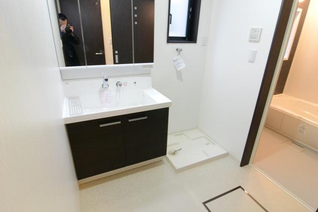 Wash basin, toilet. It is the washroom of chic colors. Overview of the wash basin, please refer to another commentary photo.