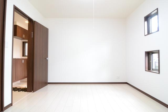 Non-living room. 1F is in front of the Western-style (B Building). Window with the image of the frame is smaller also serves as a crime prevention.