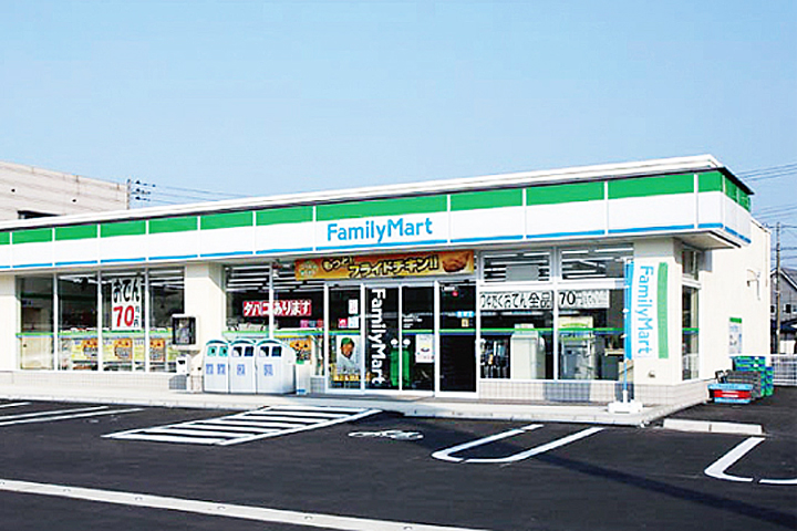 Convenience store. 30m to Family Mart (convenience store)