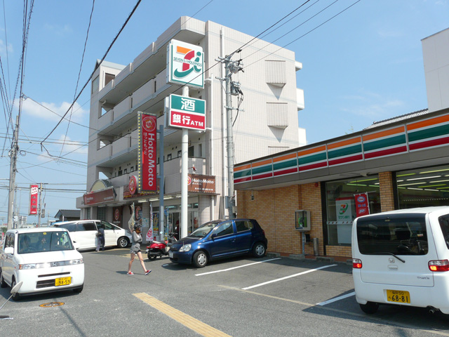 Convenience store. 150m to Seven-Eleven (convenience store)