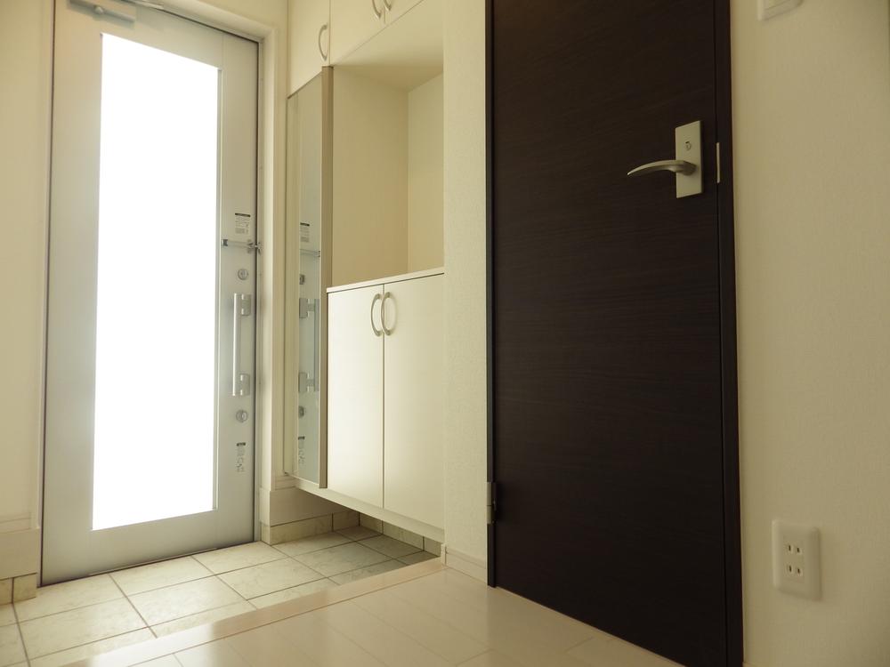 Entrance. Same specifications