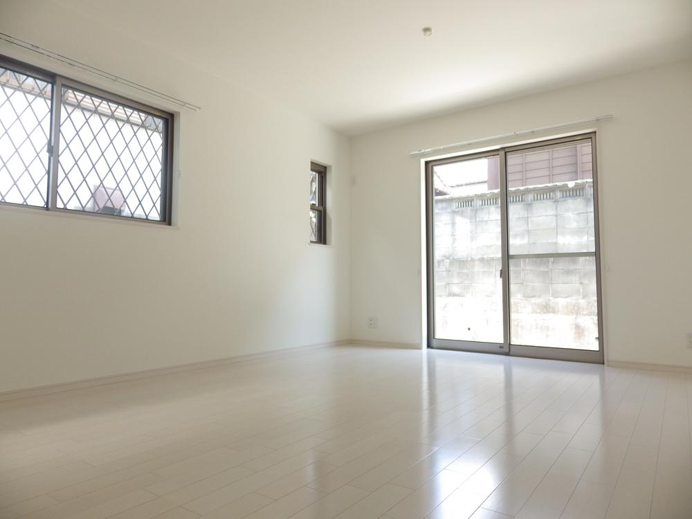 Same specifications photos (living). Same specifications