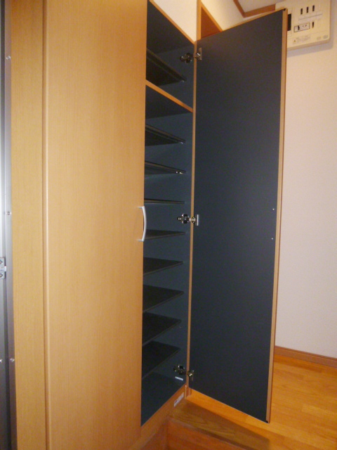 Entrance. Large shoe box happy family! !