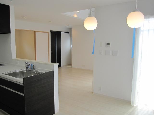 Living. Overlooking the kitchen than 1 Gochi living