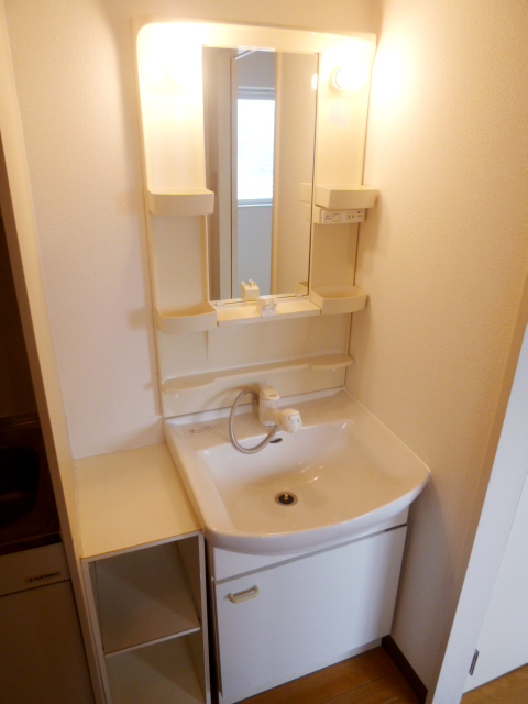 Washroom. There are also independent wash basin ☆