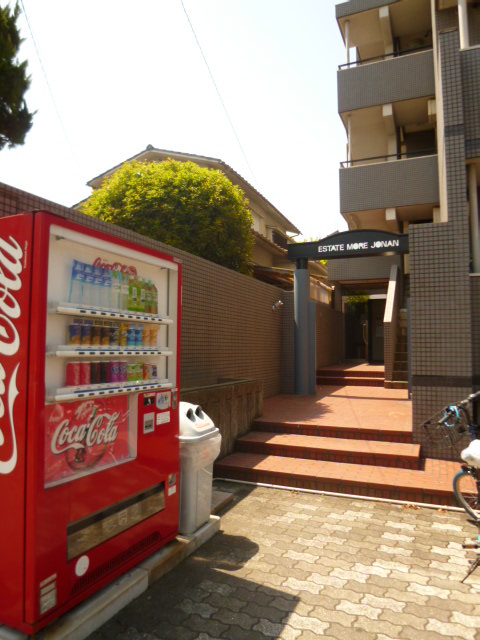 Entrance. Crime prevention is also perfectly easy to regard even a glance