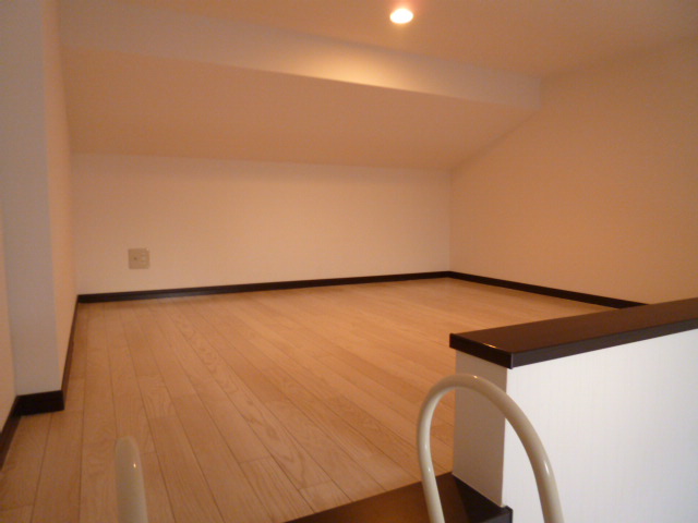 Other room space. Bedroom, Both Luggage Storage okay!