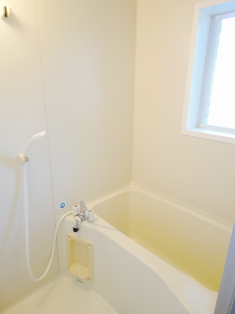 Bath. Ventilation good bathroom with a window ☆