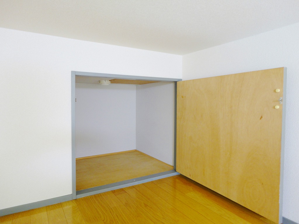 Receipt. Storage space to loft! !