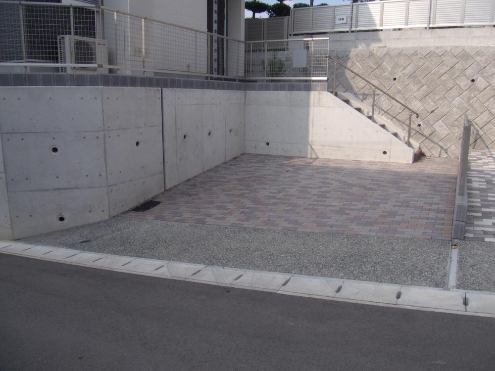 Local photos, including front road. ● local appearance photo