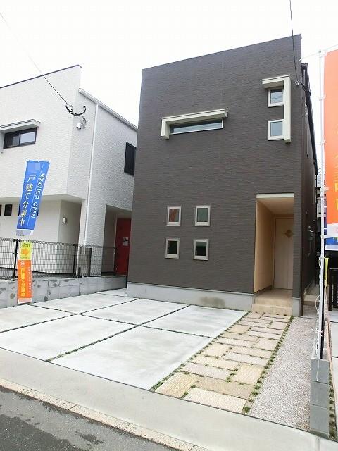 Local appearance photo. Car space 2 cars!