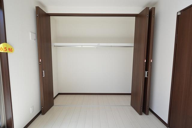 Non-living room. There all rooms housed!