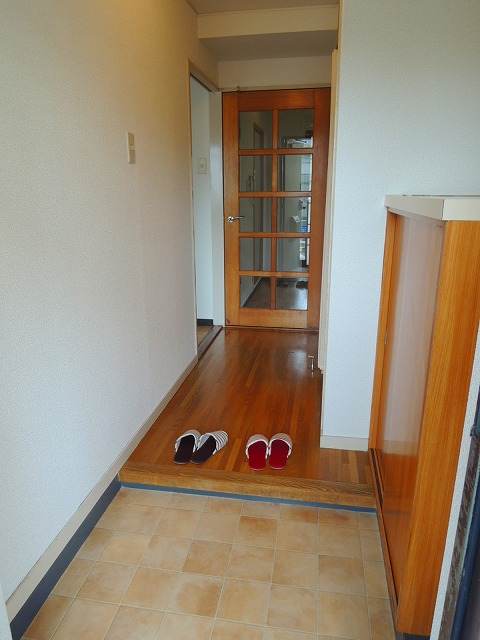 Entrance. Entrance. There is also a shoe box