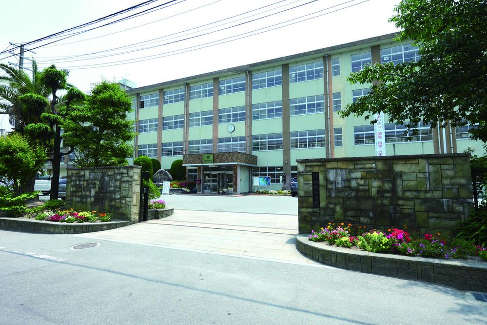 Junior high school. Seongnam 1080m walk about 14 minutes until junior high school