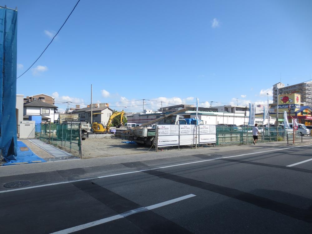 Local photos, including front road. Local photo of under construction (2013 October 1, shooting)