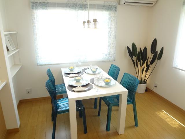 Living. An example of dining. (Photo is a thing of the already sale. )