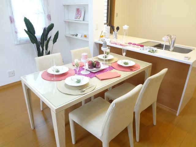 Living. No. 22 place dining. This is useful when there is a shelf on the side. But it is also good to decorate a small fashionable