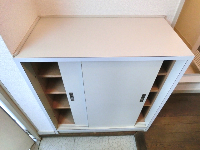 Receipt. Also contains plenty entrance shoes BOX! 