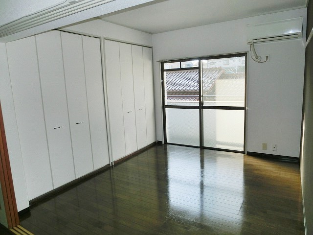 Living and room. Air-conditioned! 