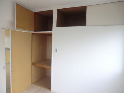 Receipt. Storage space with depth. 