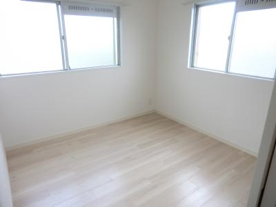 Other room space. Two-sided lighting Western-style. Bright awakening also refreshing. 