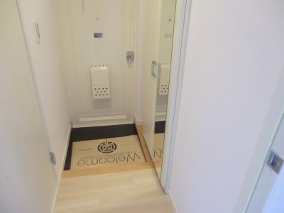 Entrance. Shoe box equipped with a large capacity. 