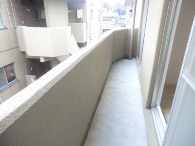 Balcony. Good balcony per yang. Facing south. 