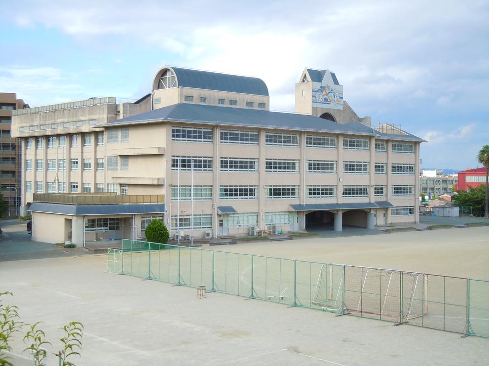 Junior high school. 1187m up to junior high school between Fukuoka Tateno