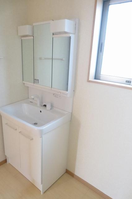 Wash basin, toilet. Washbasin Shampoo dresser!