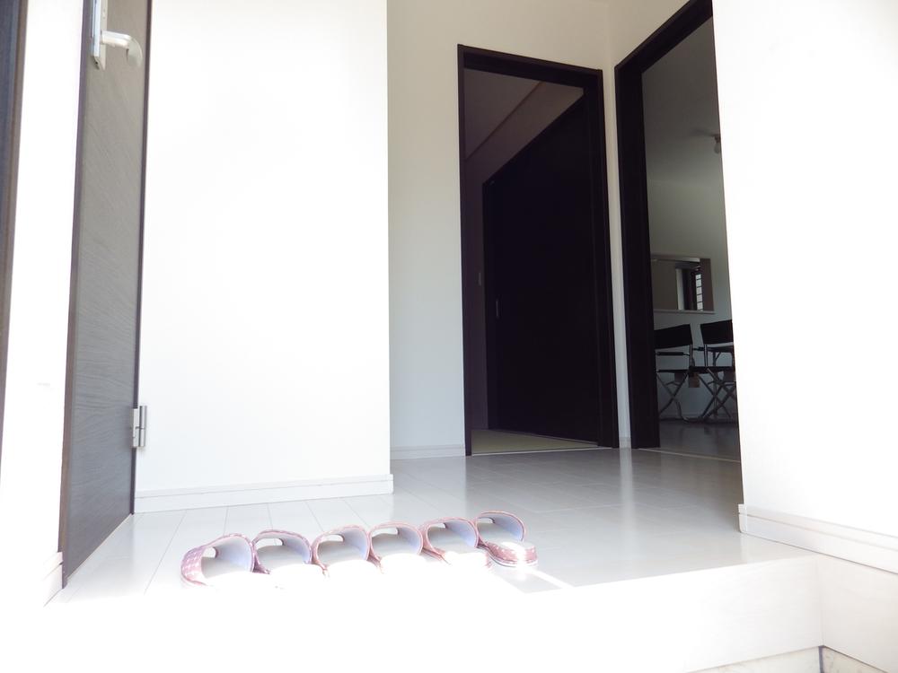 Same specifications photos (Other introspection). Entrance